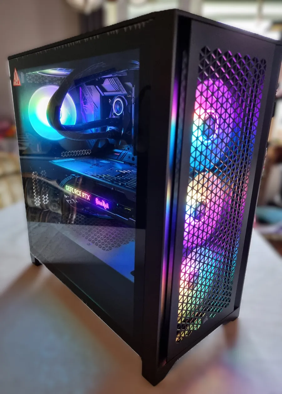 Fertig gebauter PC mit Glasseitenteil und beleuchteten Lüftern