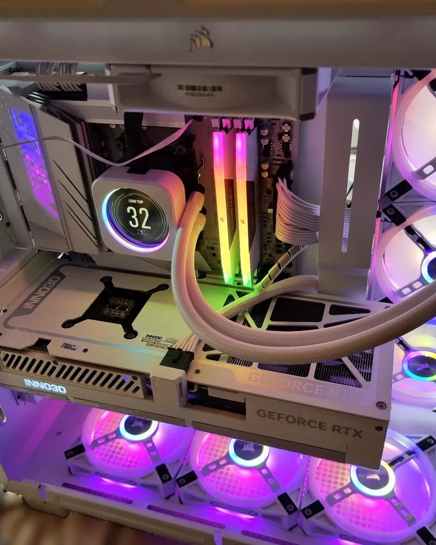 Blick ins Innere eines weißen PCs mit sauber verlegten Kabeln