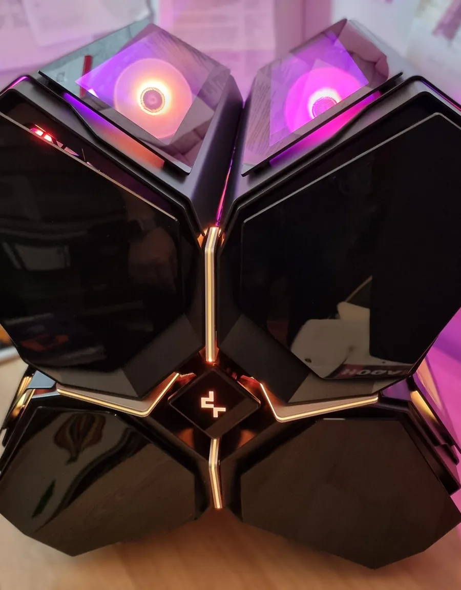 Gaming-PC in auffälligem Würfelgehäuse mit beleuchteten Kanten